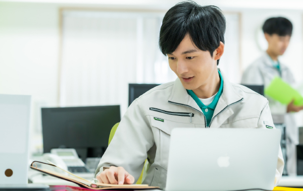 運行管理者は点呼の中止を確認後、ドライバーに適切な指示を与えます。